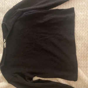 Svart tröja - Svart tröja med vida ärmar från H&M i storlek XS.