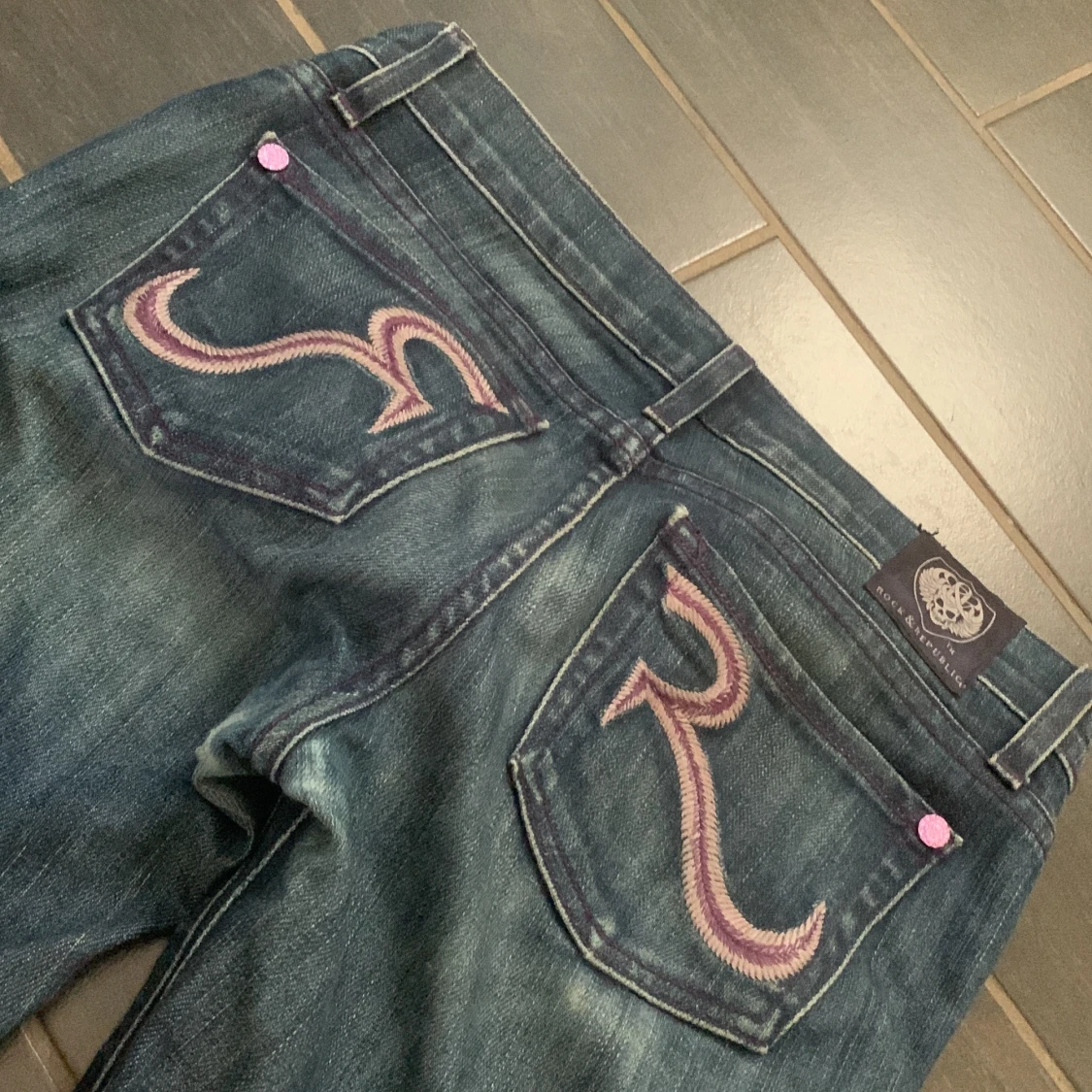 Rock & Republic jeans med lila detaljer - 1