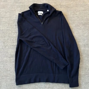 Half zip från These Glory Days  - Marinblå half zip i 100% merinoull från These Glory Days, storlek M men funkar för S, bara att komma med bud.