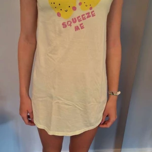 Pyjamas-nattlinne - Ganska kort pyjamas linne. Lappen är bortklippt så jag vet inte var den är ifrån men troligtvis H&M eller Lindex. Passar xs/s, pris går att diskuteras och det är rabatt på bundles. 