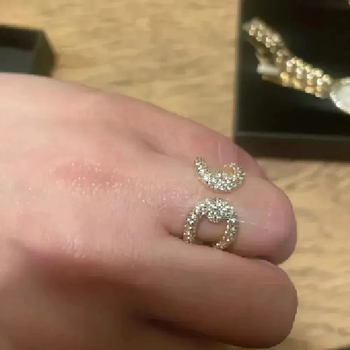 Set med glittrande smycken i guld - 1