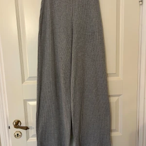 Grå ribbade wide byxor från NELLY  - Grå ribbade byxor från NELLY i mjukt material. De har en bred resår i midjan och vida ben vilket gör att de är otroligt sköna att ha på sig! Aldrig använda 💕