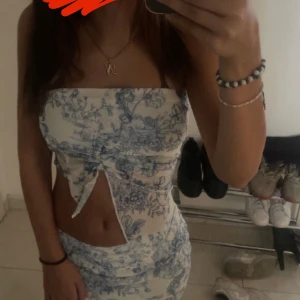 två delars sommar sätt  - super gulligt och knappt användt, ifrån nice/ frankrike 