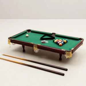 Mini biljardbord med tillbehör - Snyggt mini-biljardbord med grön filt, två köer, biljardbollar, triangel och krita. Perfekt för att utmana vänner hemma eller på festen! Lätt att ställa upp och ta med. Skapa turneringar och ha kul tillsammans.