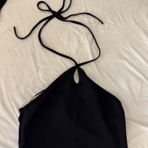 Topp med snörning  - Jättefin topp från Zara med snörning runt halsen och öppne rygg, aldrig använd, ny utan prislapp! Storlek M men passar även S