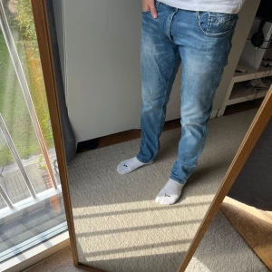 Replay anbass jeans - Tja! Säljer detta schyssta paret jeans från Replay!| Modell: Anbass| Vid minsta fråga tveka inte att kontakta mig!|// Nils