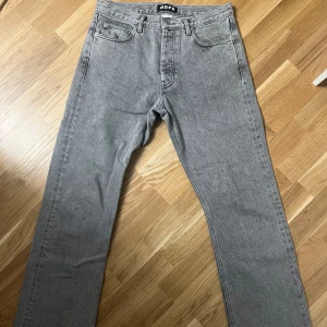 Hope Rush Denim - Grå Hope Rush Denims. Jeansen har rak passform, klassisk femficksdesign och normal midja. Tillverkade i bomull med en snygg tvättad grå färg som passar till allt. Perfekta för dig som gillar stilrena och tidlösa jeans.