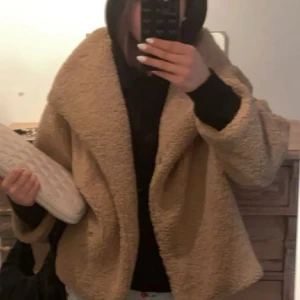 Beige teddyjacka  - Supermysig beige teddyjacka med bred krage och avslappnad passform. Jackan är tillverkad i mjukt teddy-material och har en enkel knäppning framtill. Perfekt nu till hösten!💕