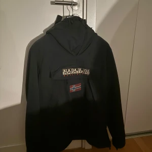 Napapijri Skidoo Jacket - Napapijri Skidoo Jacket, bra som vinterjacka samt skidjacka. Marinblå i mycket bra skick, nästintill oanvänd. Nypris 2450kr