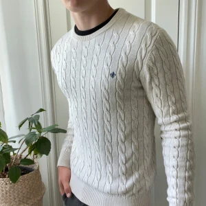 Morris stickad tröja Beige M - Skön stickad tröja med mönster. Beige färg och storlek M, modellen är 180,75 kg. Inga större defekter förutom att taggen har lossnat i ena hörnet som ni ser. Kom med frågor! 