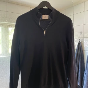 Half zip tröja från Bläck - Mörkblå långärmad tröja från Bläck med half zip-dragkedja i halsen. Väldigt fint skick eftersom den inte kommit till någon användning.