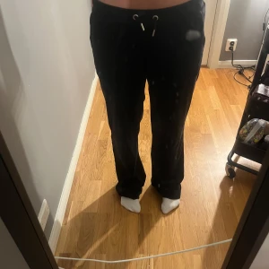 Juicy couture byxor - Juicybyxor från barn i storlek 14/15 år men det passar en som har S i vanliga fall. Jag säljer dom för att jag har ett par andra som jag gillar mer. De är köpta på kidsbrandstore