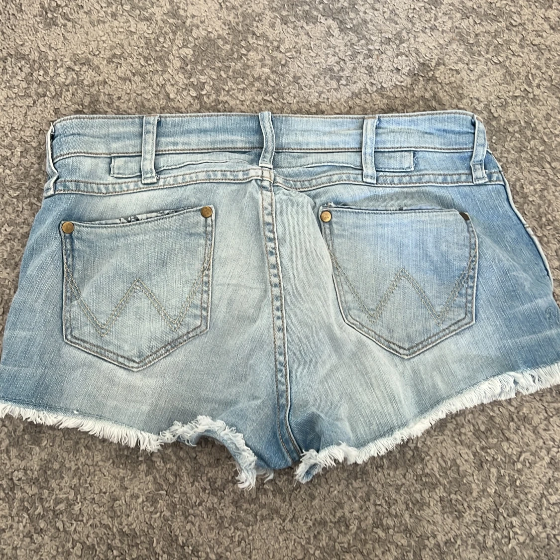 Ljusblå jeansshorts från Wrangler - 1