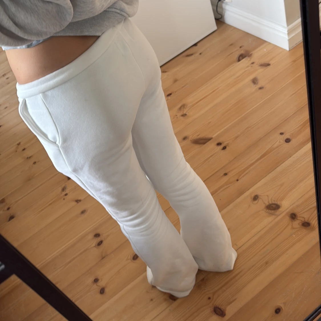 Vita lågmidjade mjukisbyxor med snörning - 1