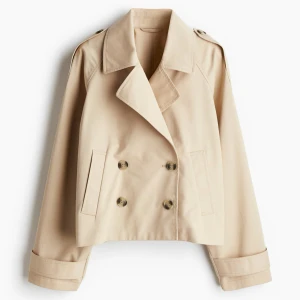 Trench coat  - Super gulliga trench coat ifrån H&M, köpte förra året men är sparsamt andvänt🤗storleken är L men jag själv är xs/s och tycker inte den sitter konstigt på mig då jag ville att den skulle vara lite längre och lite större, skulle säga att den är liten i storleken men tror säkert att den funkar om man har L med eftersom jag ville att den skulle va större/längre en vad själva modellen är  så mina tröjor inte skulle synas vid magen🤗😚