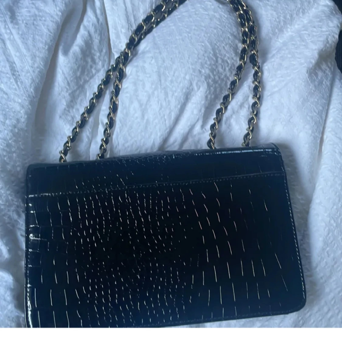 Svart axelväska med kedjerem - 4