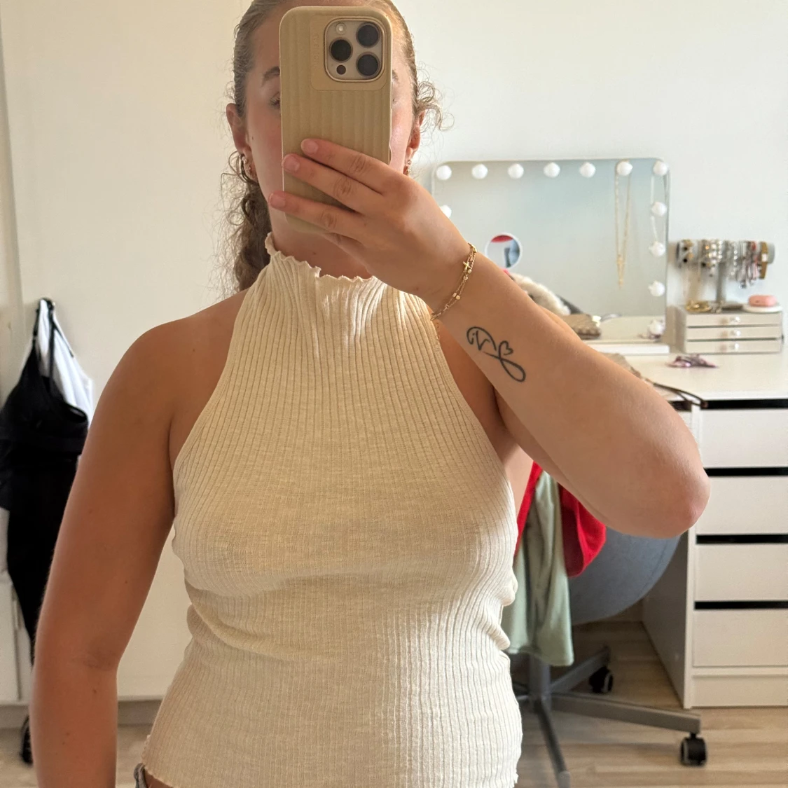 Ribbad halterneck topp i beige