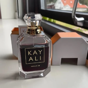 Kayali parfym - Säljen min vanilla kayali parfym då jag trötnat på lukten,den är nästan helt full och väldigt dryg så räker väldigtkänge.nypris 1400kr säljer för 800kr