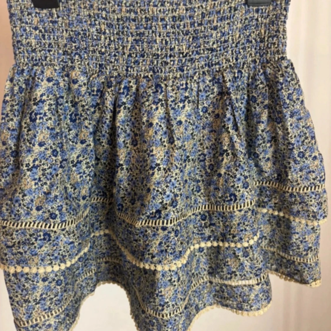 Blommig volangkjol Pernilla Wahlgren