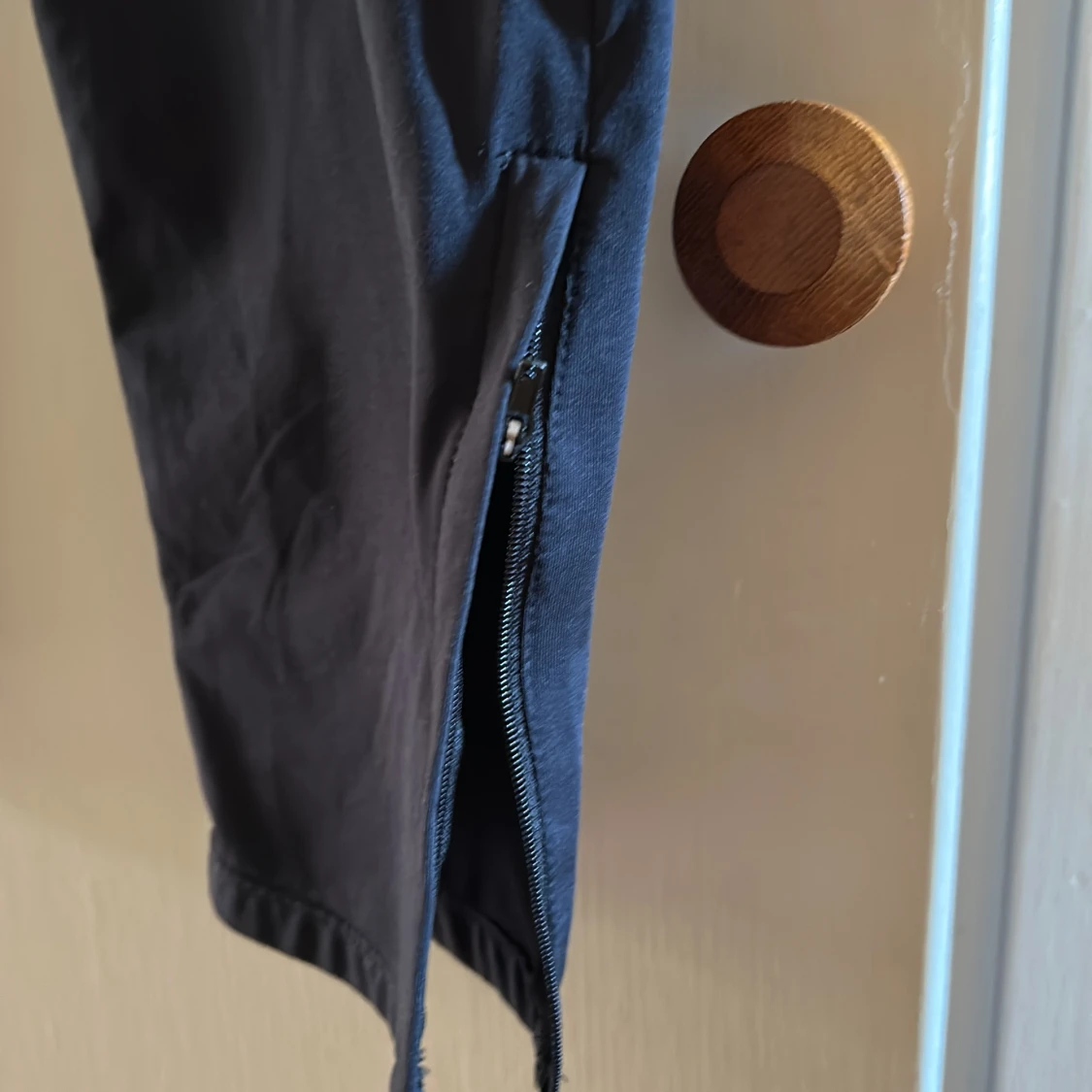 Svarta träningsbyxor med dragkedjor - 1