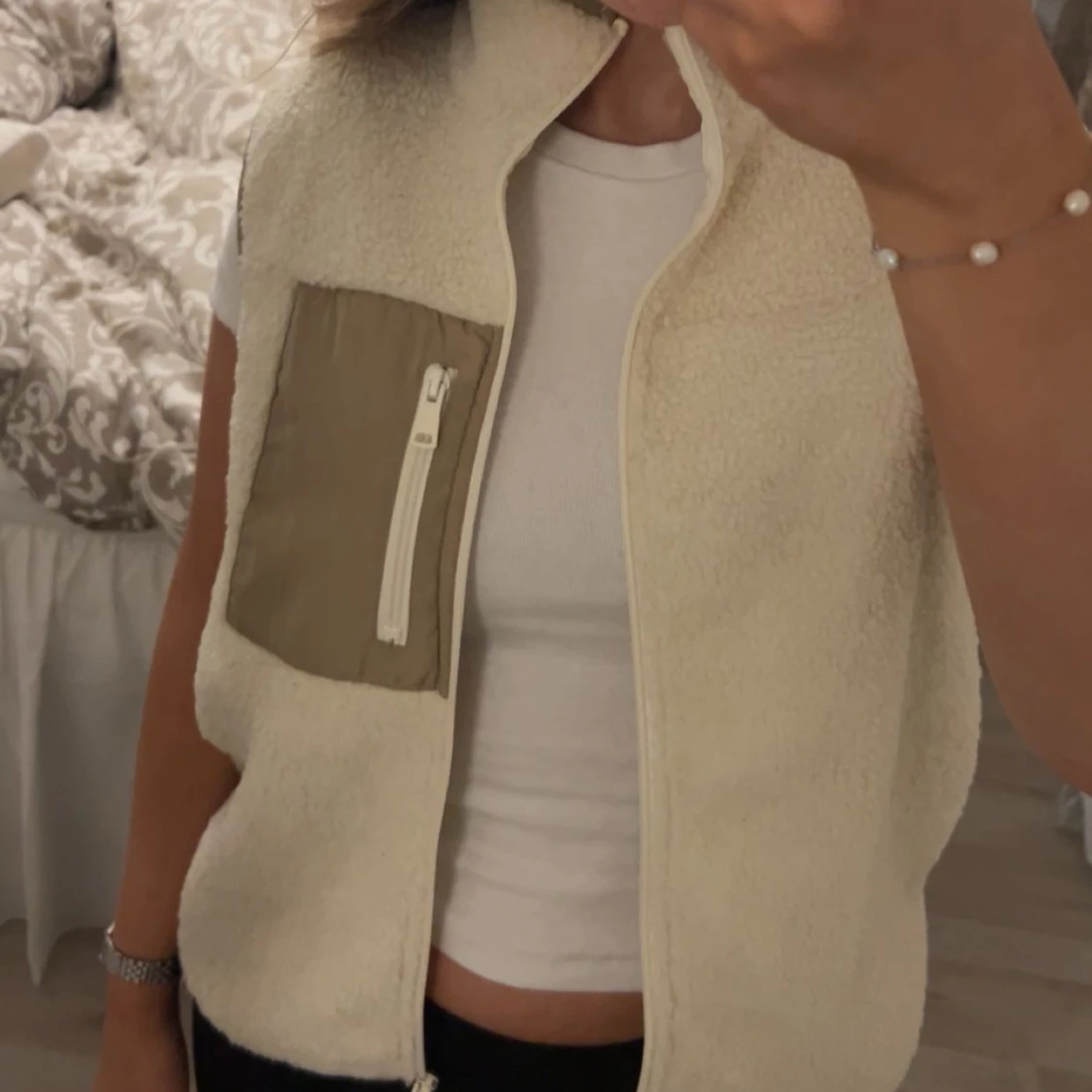 Beige fleeceväst med dragkedja och ficka - 1