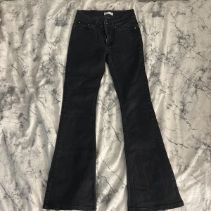 Svarta bootcut jeans  - Snygga svarta jeans från Gina tricot i bootcut-modell och låg midja. 