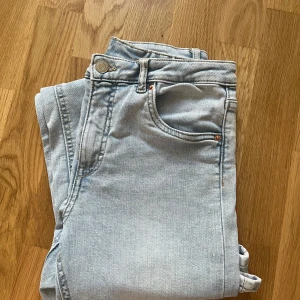 Ljusblå jeans  - Säljer ett par ljusblå jeans som är bootcut och har  klassisk femficksdesign. Jeansen har normal midja och är tillverkade i mjukt denimtyg. Perfekta för en chill och avslappnad stil. Passar till det mesta och är superenkla att matcha. 