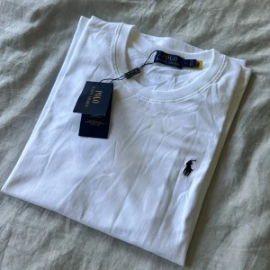 Ralph Lauren t-shirt - Säljer en fin Ralph Lauren t shirt då den var för liten. Storlek L men är mer som en M axelbredd: 45cm Längd: 68cm Har du frågor angående tröjan eller passar inte priset så lägg ett meddelande!🙌