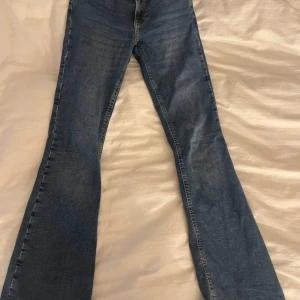 Mörkblå Lågmidjade Jeans  - Mörkblå Lågmidjade jeans ifrån Gina tricot, de är lite slitna längst ner vilket syns på bilderna men är annars i väldigt bra skick