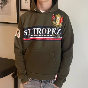 Geographic Norway Hoodie - Schysst hoodie från Geographical Norway. Hoodien är mörkgrön och lite liten i storleken.