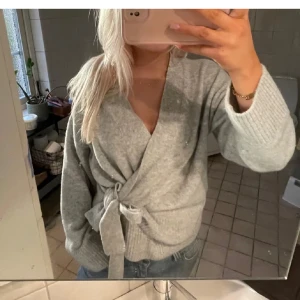 Ljusgrå omlottkofta  - Supermjuk ljusgrå omlottkofta från H&M 