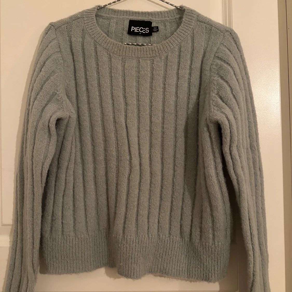 Ljusgrå ribbstickad tröja från Pieces