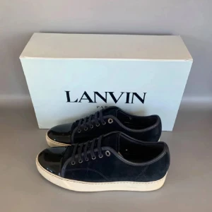 Lanvin svarta sneakers med lackad tå - Säljer dessa lanvins i storlek 43 Allt og. Skulle rekommendera att gå ner en storlek på dessa då de är stora i storleken. Pris ej hugget i sten bara att skriv vid minsta fundering
