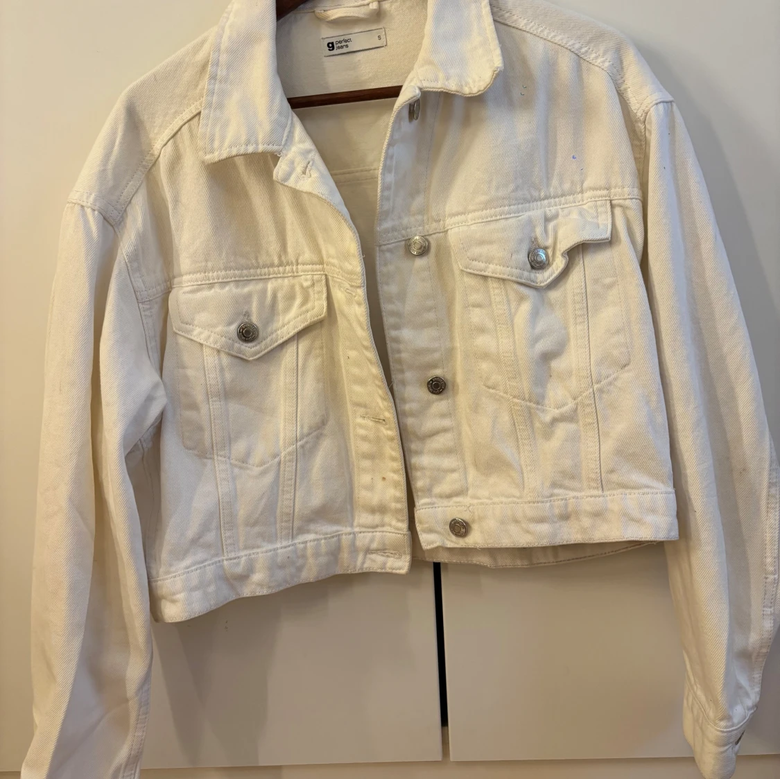 Vit croppad jeansjacka från Gina Tricot