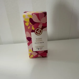 Yves Rocher Plein Soleil EdP 100ml - Plein Soleil Eau de Parfum från Yves Rocher. Solvarma noter och fyllig doft av ylang-ylang och natthyacint 100 ml.