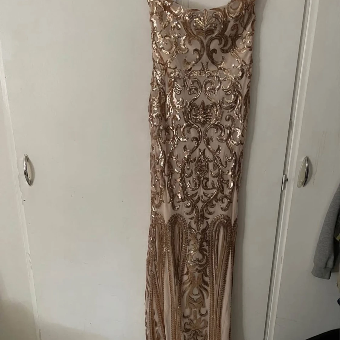 Champagnefärgad långklänning med paljetter - 1