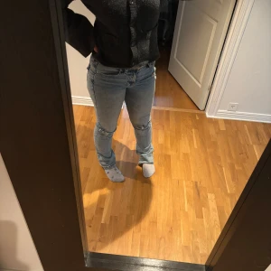 True Religion Becca Bootcut Jeans 27 - Snygga ljusblå bootcut jeans från True Religion, modell Becca Mid Rise. Jeansen har slitna detaljer vid knäna och klassiska bakfickor med knapp. Använda 3-5 gånger, inga tecken dock på användning. Skriv vid frågor💞 vid snabb affär kan priset sänkas något