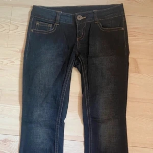 Mörkblå jeans från ONLY - Säljer ett par mörkblå jeans från ONLY. . Jeansen har en normal passform och är perfekta för vardagsbruk. (Hål på insidan, men inget som syns överhuvudtaget utanpå)                                           kom privat för mått och mer bilder💕