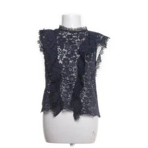 Mörkblå spetsblus - Supersnygg mörkblå blus inne spets från zara, använd varsamt