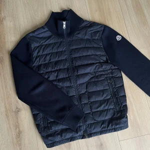 Moncler cardigan  - Säljer en Moncler cardigan! Storlek S! Har små defekter men inget man tänker på! Plus att tagen i nacken saknas! Hör gärna av dig om du har frågor! 