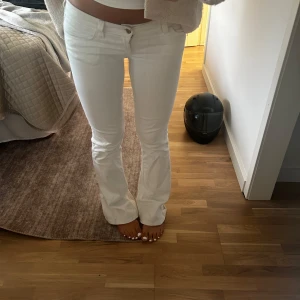 Vita bootcut jeans med låg midja - Snygga vita jeans med bootcut och låg midja. 