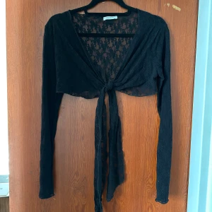 Bolero/kofta - Svart bolero/kofta i spets. Står ingen storlek men gissar S. Jättefin men används inte. Kan stylas på olika sätt