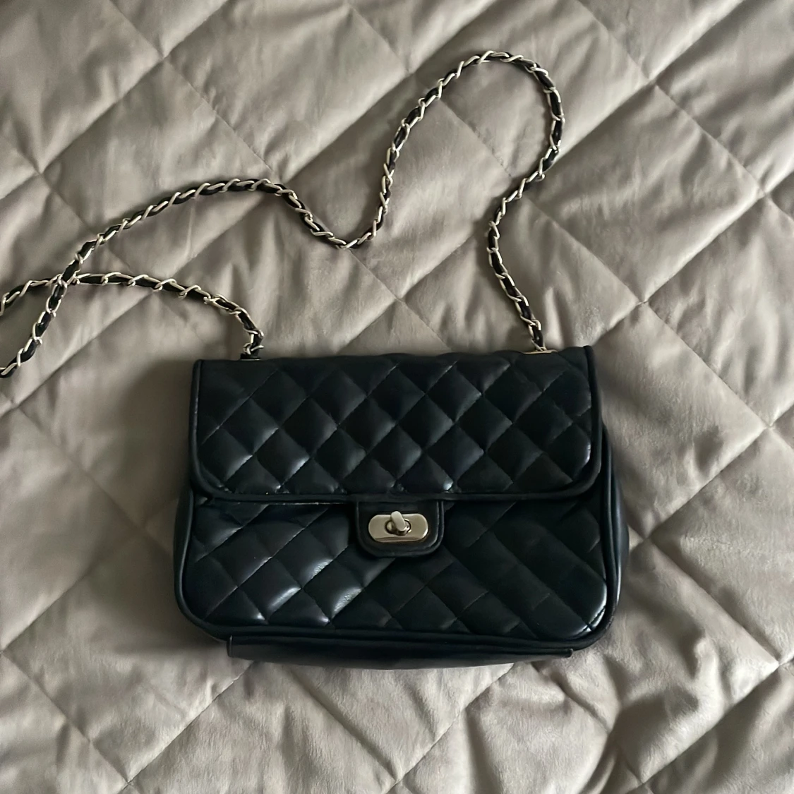 Svart quiltad axelväska med kedja