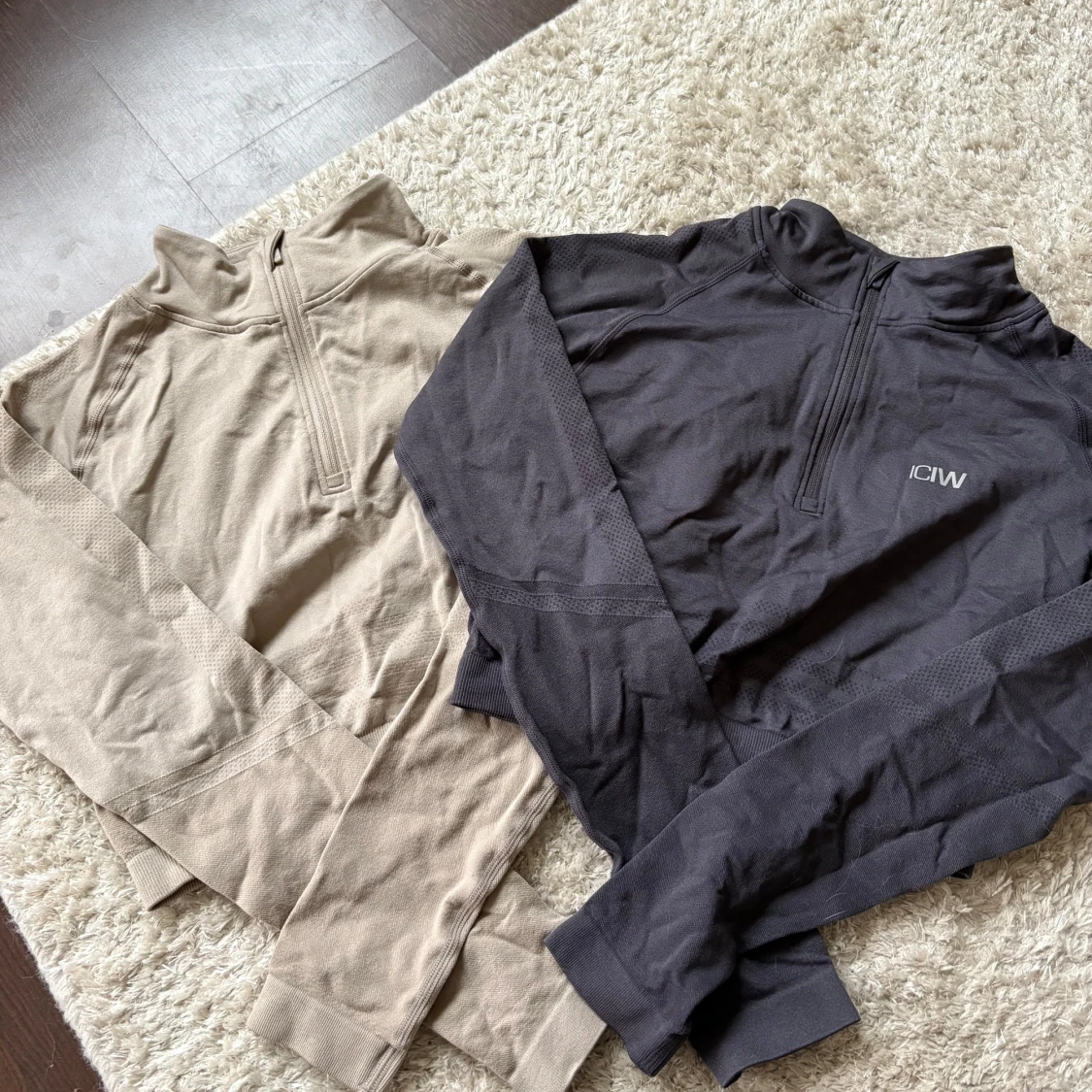 Två Icaniwill tröjor