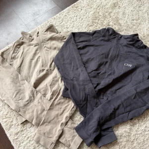 Två Icaniwill tröjor - Två Icaniwill tröjor med högre hals och dragkedja. Storlek: Xs. Säljs tillsammans