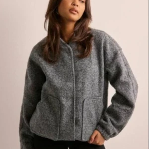 Grå lurvig bomberjacka  - Jättesnygg höst/vår jacka från nelly. Passar perfekt till alla outfits. Använt lite men väldigt bra skicka. Nypris 650kr, pris kan diskuteras 