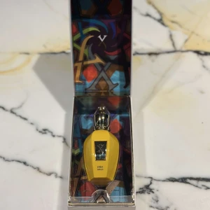 Xerjoff Erba Gold parfym 50ml - Tja! Säljer en inprincip helt oanvänd Xerjoff Erba Gold. Original låda ingår! Endast testad nån gång så 49/50ml finns kvar! Köpt på NK för 2250 Mitt pris 1600(Kvitto finns!) Hör av er vid minsta lilla fundering.