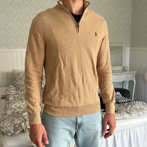 Quarter zipsweatshirt - Den är bara testad☺️modellen är 187cm 