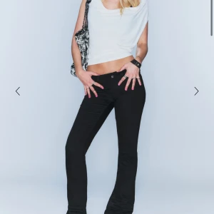 Weekday booty bei jeans - Svarta jeans från weekday i storlek 29/34, bra kvalitet, skriv för bilder ❤️