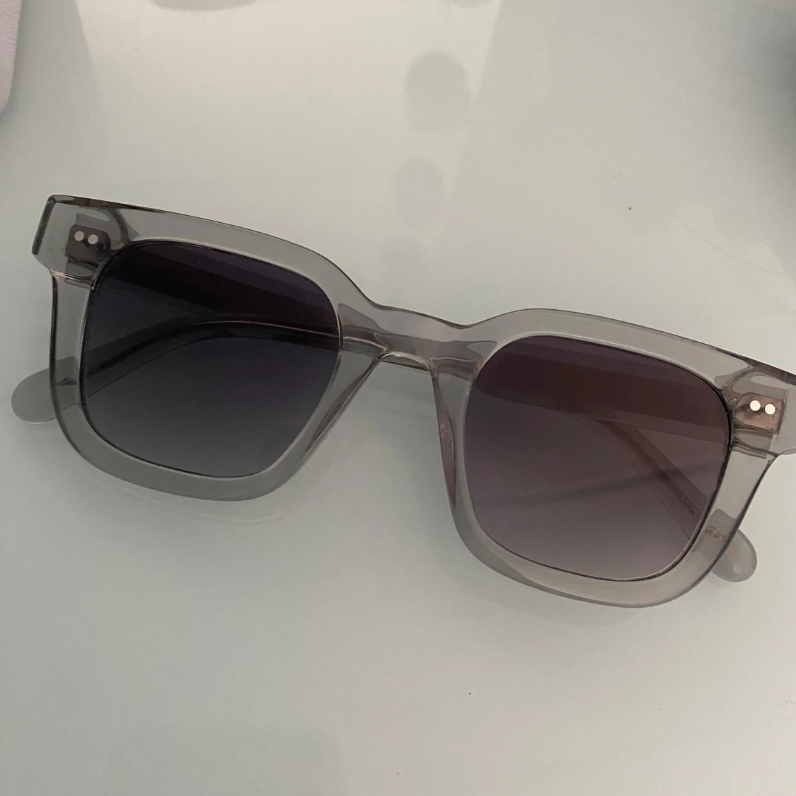 Grå transparenta solglasögon CHIMI